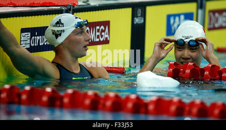 (150929)--Peking, Sept. 29, 2015(Xinhua)--Chinas Shen Duo (R) und Katinka Hosszu von Ungarn nach Frauen 200 m Freistil Finale des FINA/Airweave Swimming World Cup 2015 um Beijing National Aquatics Center bekannt als Water Cube in Peking, Hauptstadt von China am 29. September 2015 zu reagieren. Shen-Duo behauptete den Titel mit 1: 56,47 Minuten. (Xinhua/Wang Lili) Stockfoto