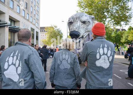 Greenpeace ihre Eisbär Aurora vom äußeren Schale HQ entfernen, da die Firma Arktis Ölbohrungen verlässt Stockfoto