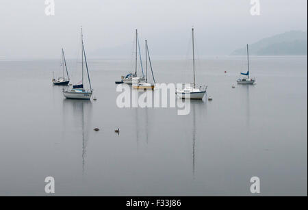 Nebligen Segelboote am Lake Windermere Stockfoto