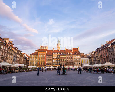 Von Warschau alte Stadt-Marktplatz an einem späten Sommernachmittag. Weitwinkel, horizontale Ausrichtung, Pastell-Farben. Stockfoto