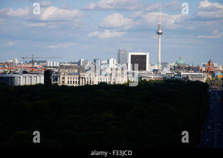 Panorama: sterben Skyline von Berlin, u.a. Mit Dem Reichstag, Fernsehturm, Rotem Rathaus, Brandenburger Tor Und Dem Tiergarten, Ber Stockfoto