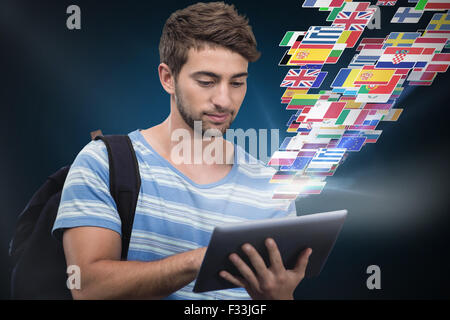 Zusammengesetztes Bild männliche College-Studentin, die mit digital-Tablette Stockfoto