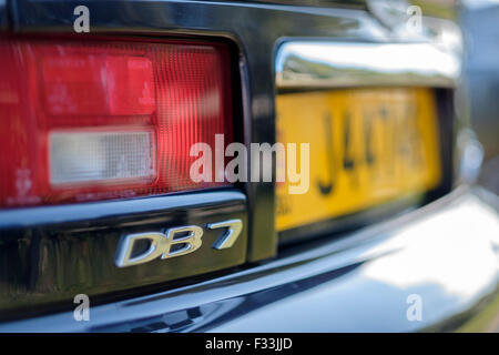 Aston Martin DB7 Abzeichen auf der Rückseite des Autos. Stockfoto