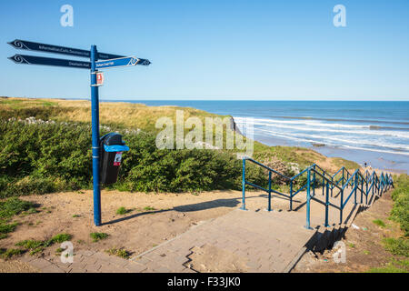 Wegweiser und Schritte zum Strand von Seaham, County Durham, Großbritannien Stockfoto