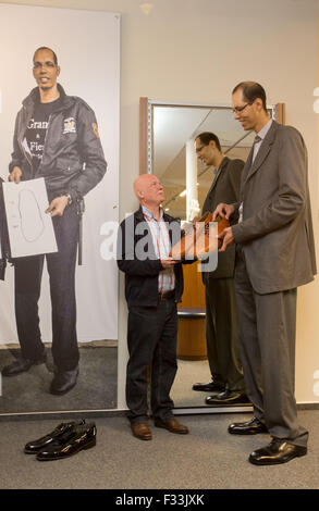 Vreden, Deutschland. 29. Sep, 2015. Brahim Takioullah (r), die weltweit höchste Person 2,46 Meter bekommt Größe 60 Schuhe vom Schuster Georg Wessels in Vreden, Deutschland, 29. September 2015. Wessels Schuhmacher sorgen speziell für extra große Füße. Foto: FRISO GENTSCH/DPA/Alamy Live-Nachrichten Stockfoto