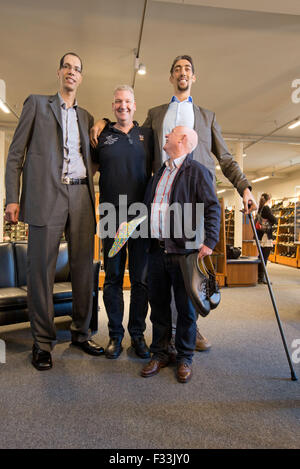 Vreden, Deutschland. 29. Sep, 2015. Sultan Koesen (r), die weltweit höchste Person 2,51 m, Brahim Takioullah (l), der Welt das zweite höchste Person auf 2,46 Meter, Rolf Mayer (zweiter von links) und Schuhmacher Georg Wessels Pose in einem Schuhgeschäft in Vreden, Deutschland, 29. September 2015. Koesen und Takioullah tragen nach Maß Größe 60 Schuhe von Wessels Schuhmacher, die speziell für besonders große Füße Sorgen gemacht. Foto: FRISO GENTSCH/DPA/Alamy Live-Nachrichten Stockfoto