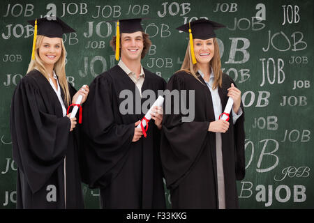 Zusammengesetztes Bild von drei lächelnden Studenten in graduate Gewand Diplom Stockfoto