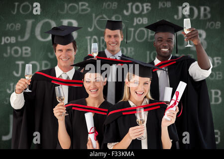 Zusammengesetztes Bild der Gruppe von Menschen, die seinem College-Abschluss Stockfoto