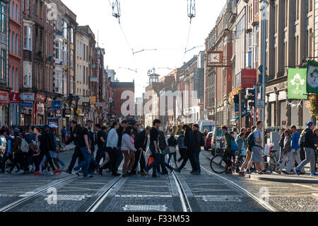 Massen von Fussgänger überqueren auf O'Connell Street, Dublin, Irland Stockfoto