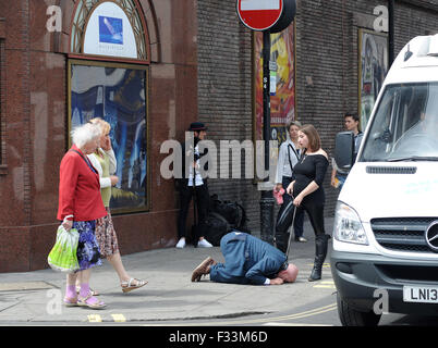 Ein Mann wird öffentlich gedemütigt, von einer Domina in den Straßen von Soho, wo er wurde getroffen, um ihre Spucke auflecken und Zigaretten gerodet auf der Zunge als er ging war, um auf allen Vieren ein Doggy Halsband an einer Kette tragen.  Mitwirkende: Domina wo Stockfoto