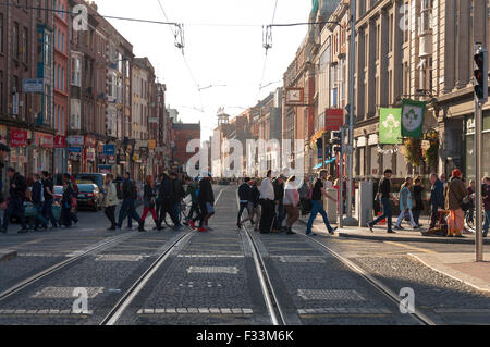 Massen von Fussgänger überqueren auf O'Connell Street, Dublin, Irland Stockfoto