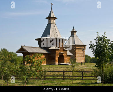 Moskau, echte alte historische Holzkirchen des Mittelalters im Nationalpark Kolomenskoje. Stockfoto