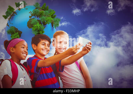 Zusammengesetztes Bild der glückliche Kinder nehmen Selfie im Flur der Schule Stockfoto