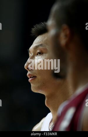 Der Provinz Hunan Changsha, China. 29. Sep, 2015. Yi Jianlian (L) von China reagiert in einer zweiten Vorrundenspiel gegen Katar im Jahr 2015 FIBA Asia Championship in Changsha, der Hauptstadt der Provinz Zentral-China Hunan, 29. September 2015. © Zhang Chen/Xinhua/Alamy Live-Nachrichten Stockfoto