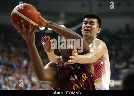 Der Provinz Hunan Changsha, China. 29. Sep, 2015. Li Muhao (R) von China verteidigt in einer zweiten Vorrundenspiel gegen Katar im Jahr 2015 FIBA Asia Championship in Changsha, der Hauptstadt der Provinz Zentral-China Hunan, 29. September 2015. © Zhang Chen/Xinhua/Alamy Live-Nachrichten Stockfoto