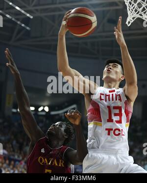 Der Provinz Hunan Changsha, China. 29. Sep, 2015. Li Muhao (R) von China geht in den Korb in einer zweiten Vorrundenspiel gegen Katar im Jahr 2015 FIBA Asia Championship in Changsha, der Hauptstadt der Provinz Zentral-China Hunan, 29. September 2015. © Zhang Chen/Xinhua/Alamy Live-Nachrichten Stockfoto