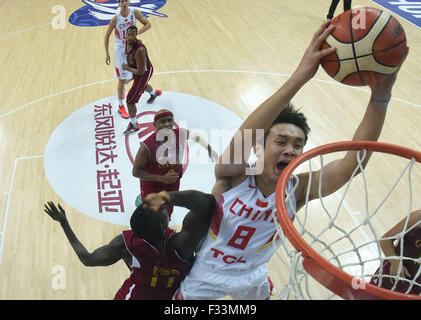 Der Provinz Hunan Changsha, China. 29. Sep, 2015. Ding Yan Yu Hang (R) von China geht in den Korb in einer zweiten Vorrundenspiel gegen Katar im Jahr 2015 FIBA Asia Championship in Changsha, der Hauptstadt der Provinz Zentral-China Hunan, 29. September 2015. © Li Ga/Xinhua/Alamy Live-Nachrichten Stockfoto