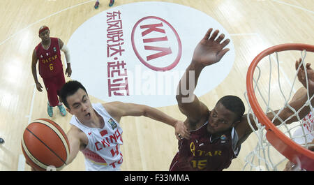 Der Provinz Hunan Changsha, China. 29. Sep, 2015. Zhao Jiwei (L) von China geht in den Korb in einer zweiten Vorrundenspiel gegen Katar im Jahr 2015 FIBA Asia Championship in Changsha, der Hauptstadt der Provinz Zentral-China Hunan, 29. September 2015. © Li Ga/Xinhua/Alamy Live-Nachrichten Stockfoto