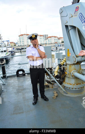 Gibraltar. 29. September 2015. Der Direktor der britischen Grenze zwingen, Süd-West Region war heute in Gibraltar, wie zwei der Schutztruppe der britischen Grenze für eine gemeinsame Übung in Gibraltar mit HM Gewohnheiten und der Royal Gibraltar Police vorbereiten. HMC Beschützer und HMC Sucher sind auf dem Weg nach Großbritannien nachdem Teil eines britischen Task Force Send ins Mittelmeer, in die Migranten Probleme der Region zu unterstützen. Bildnachweis: Stephen Ignacio/Alamy Live-Nachrichten Stockfoto