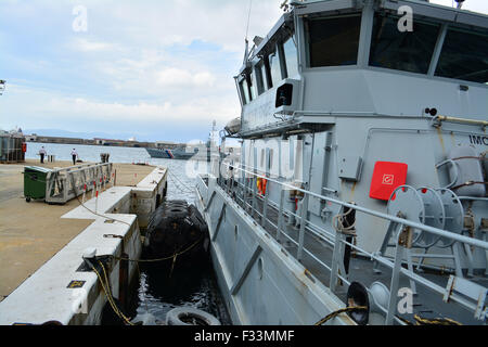 Gibraltar. 29. September 2015. Der Direktor der britischen Grenze zwingen, Süd-West Region war heute in Gibraltar, wie zwei der Schutztruppe der britischen Grenze für eine gemeinsame Übung in Gibraltar mit HM Gewohnheiten und der Royal Gibraltar Police vorbereiten. HMC Beschützer und HMC Sucher sind auf dem Weg nach Großbritannien nachdem Teil eines britischen Task Force Send ins Mittelmeer, in die Migranten Probleme der Region zu unterstützen. Bildnachweis: Stephen Ignacio/Alamy Live-Nachrichten Stockfoto