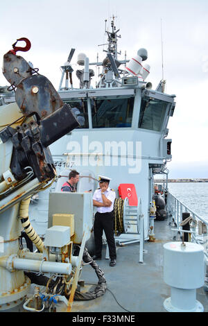 Gibraltar. 29. September 2015. Der Direktor der britischen Grenze zwingen, Süd-West Region war heute in Gibraltar, wie zwei der Schutztruppe der britischen Grenze für eine gemeinsame Übung in Gibraltar mit HM Gewohnheiten und der Royal Gibraltar Police vorbereiten. HMC Beschützer und HMC Sucher sind auf dem Weg nach Großbritannien nachdem Teil eines britischen Task Force Send ins Mittelmeer, in die Migranten Probleme der Region zu unterstützen. Bildnachweis: Stephen Ignacio/Alamy Live-Nachrichten Stockfoto