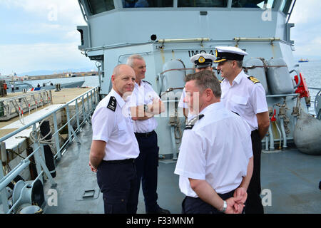 Gibraltar. 29. September 2015. Der Direktor der britischen Grenze zwingen, Süd-West Region war heute in Gibraltar, wie zwei der Schutztruppe der britischen Grenze für eine gemeinsame Übung in Gibraltar mit HM Gewohnheiten und der Royal Gibraltar Police vorbereiten. HMC Beschützer und HMC Sucher sind auf dem Weg nach Großbritannien nachdem Teil eines britischen Task Force Send ins Mittelmeer, in die Migranten Probleme der Region zu unterstützen. Bildnachweis: Stephen Ignacio/Alamy Live-Nachrichten Stockfoto