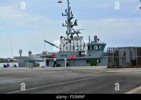 Gibraltar. 29. September 2015. Der Direktor der britischen Grenze zwingen, Süd-West Region war heute in Gibraltar, wie zwei der Schutztruppe der britischen Grenze für eine gemeinsame Übung in Gibraltar mit HM Gewohnheiten und der Royal Gibraltar Police vorbereiten. HMC Beschützer und HMC Sucher sind auf dem Weg nach Großbritannien nachdem Teil eines britischen Task Force Send ins Mittelmeer, in die Migranten Probleme der Region zu unterstützen. Bildnachweis: Stephen Ignacio/Alamy Live-Nachrichten Stockfoto