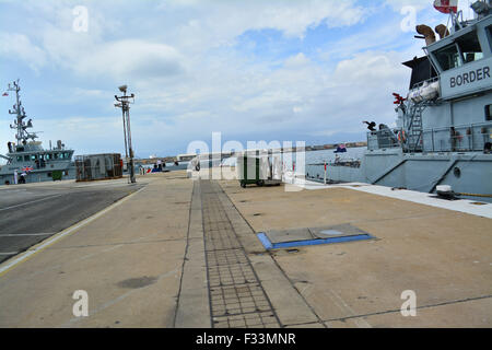 Gibraltar. 29. September 2015. Der Direktor der britischen Grenze zwingen, Süd-West Region war heute in Gibraltar, wie zwei der Schutztruppe der britischen Grenze für eine gemeinsame Übung in Gibraltar mit HM Gewohnheiten und der Royal Gibraltar Police vorbereiten. HMC Beschützer und HMC Sucher sind auf dem Weg nach Großbritannien nachdem Teil eines britischen Task Force Send ins Mittelmeer, in die Migranten Probleme der Region zu unterstützen. Bildnachweis: Stephen Ignacio/Alamy Live-Nachrichten Stockfoto