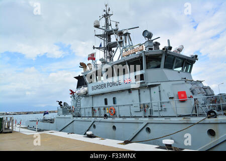 Gibraltar. 29. September 2015. Der Direktor der britischen Grenze zwingen, Süd-West Region war heute in Gibraltar, wie zwei der Schutztruppe der britischen Grenze für eine gemeinsame Übung in Gibraltar mit HM Gewohnheiten und der Royal Gibraltar Police vorbereiten. HMC Beschützer und HMC Sucher sind auf dem Weg nach Großbritannien nachdem Teil eines britischen Task Force Send ins Mittelmeer, in die Migranten Probleme der Region zu unterstützen. Bildnachweis: Stephen Ignacio/Alamy Live-Nachrichten Stockfoto