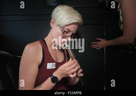 Rauchen von Marihuana auf einer Cannabis-Bustour.  Denver, CO Stockfoto