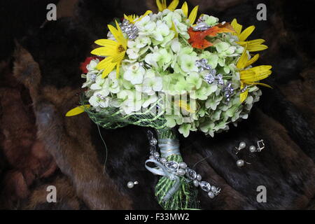 weiße Hochzeit Bouquet von Hortensie, Sonnenblumen und roten Blätter von Ahorn dekoriert Glanz Diamanten und Juwelen Stockfoto