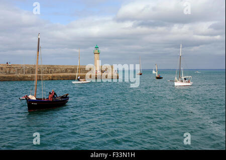 Alten Segelregatta, Jetée de Penthièvre, Binic Hafen in der Nähe von Saint-Brieuc, Côtes-d ' Armor, Bretagne, Bretagne, Frankreich Stockfoto