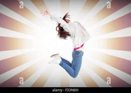 Zusammengesetztes Bild der fröhliche junge Frau springen Stockfoto