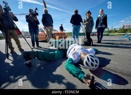 Ein Crashtest dummy liegt auf dem Boden in einem simulierten Crash zwischen einem Auto und dem Fahrrad in Münster, 29. September 2015. Die UDV (deutsche Versicherer Unfallforschung) hielt eine Pressekonferenz über Sicherheitsmaßnahmen für Unfälle zwischen Fahrrädern und Autos. FOTO: BERND THISSEN/DPA Stockfoto