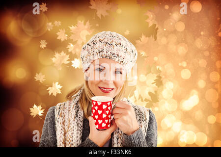 Zusammengesetztes Bild Portrait der schönen Frau mit Becher Stockfoto
