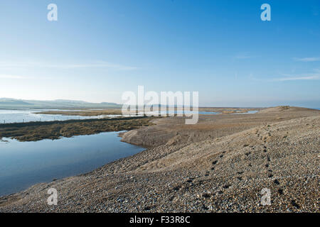 Effekte, Sümpfe und Kies Strand Dezember 5. 2013 Nordsee Überspannungsschutz bei Cley Sümpfe Norfolk Stockfoto