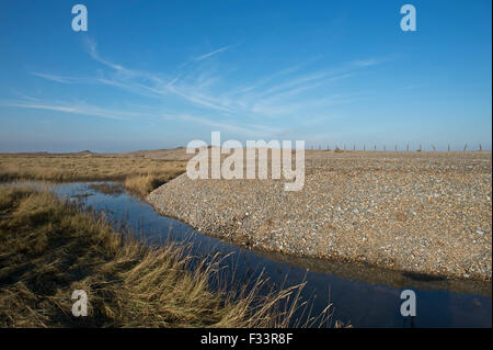 Effekte, Sümpfe und Kies Strand Dezember 5. 2013 Nordsee Überspannungsschutz bei Cley Sümpfe Norfolk Stockfoto