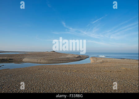 Effekte, Sümpfe und Kies Strand Dezember 5. 2013 Nordsee Überspannungsschutz bei Cley Sümpfe Norfolk Stockfoto