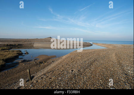 Effekte, Sümpfe und Kies Strand Dezember 5. 2013 Nordsee Überspannungsschutz bei Cley Sümpfe Norfolk Stockfoto