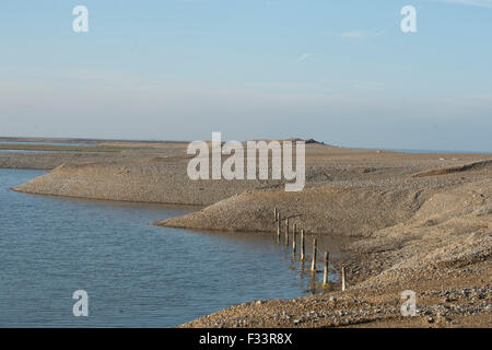 Effekte, Sümpfe und Kies Strand Dezember 5. 2013 Nordsee Überspannungsschutz bei Cley Sümpfe Norfolk Stockfoto