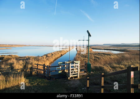 Effekte, Sümpfe und Kies Strand Dezember 5. 2013 Nordsee Überspannungsschutz bei Cley Sümpfe Norfolk Stockfoto