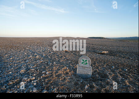 National Trust Zeichen vom Strand Parkplatz begraben unter Schindel auf Salthouse nach Norden Meeresbrandung am Abend des 5. Dezem stossen Stockfoto