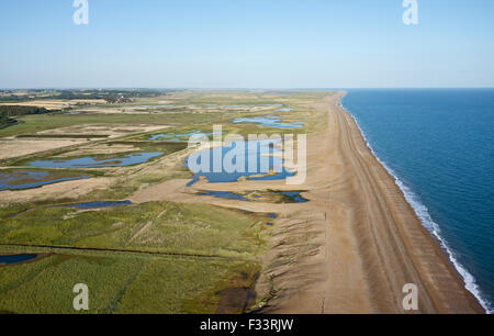 Luftaufnahme, Blick nach Westen über Salthouse und Cley Marshes (Dorf von Cley links) in Richtung Blakeney Hafen und Punkt Nord Nr. Stockfoto