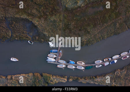 Luftaufnahme der Priel mit Boote vertäut am Morston in Blakeney Hafen North Norfolk Stockfoto