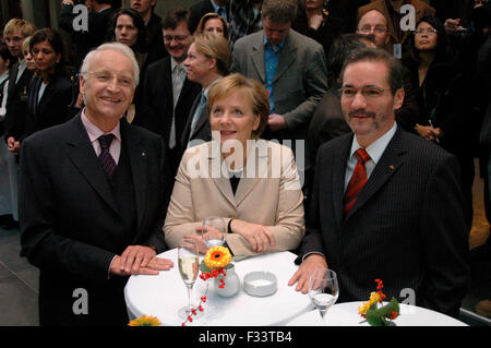 Edmund Stoiber, Angela Merkel, Matthias Platzeck - Unterzeichnung des Koalitionsvertrages Fuer Eine Grosse Koalition Zwischen SP Stockfoto