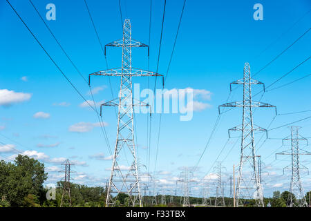 Hydro-Übertragung Türme mit Strom. Stockfoto