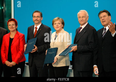 Elke Ferner, Matthias Platzeck, Angela Merkel, Edmund Stoiber, Michael Glos - Unterzeichnung des Koalitionsvertrages Fuer Eine G Stockfoto