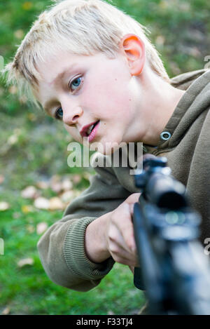 kleiner Junge mit Luftgewehr im freien Stockfotografie Alamy