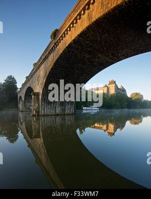 Solesmes Abtei spiegelt sich in den Fluss Sarthe fotografiert auf einer noch klaren Sommermorgen Stockfoto