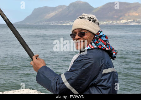 Mann aus Kalk Bay Hafenmauer Angeln Stockfoto